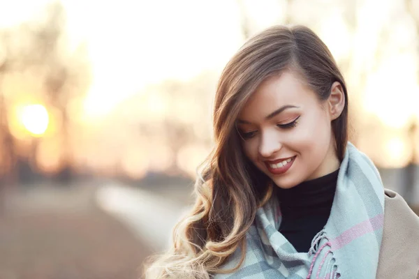 Stilvolles Mädchen mit langen Haaren — Stockfoto