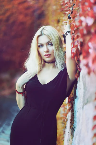 Красива блондинка жіноча модель — стокове фото