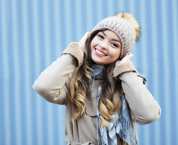 Jovem loira feliz sorrindo — Fotografia de Stock