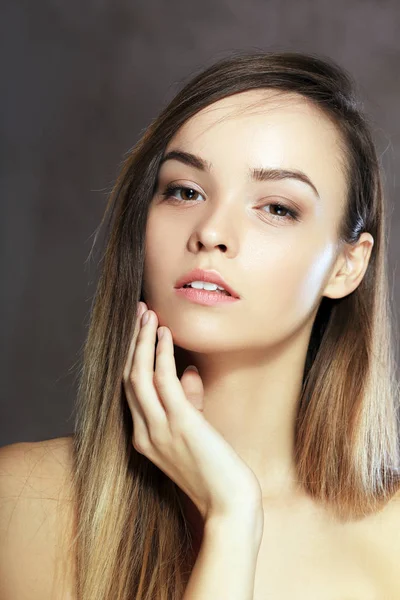 Bella ragazza con lunghi capelli castani — Foto Stock