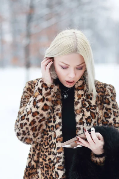 Femme blonde déçue avec smartphone — Photo