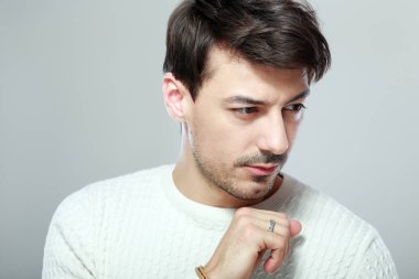 yakışıklı adam düşünme