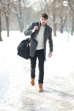 Acele yürüyen adam