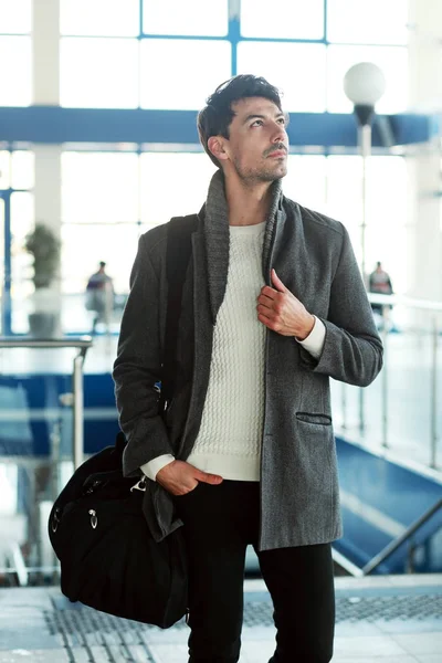 현대 공항에서 젊은 남자 — 스톡 사진