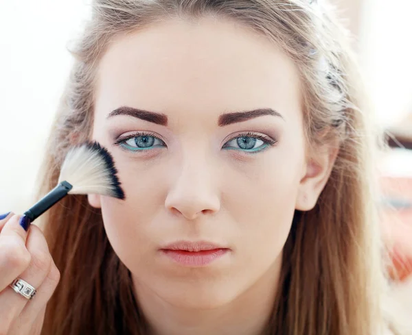 Umělec aplikovat základní make-up — Stock fotografie