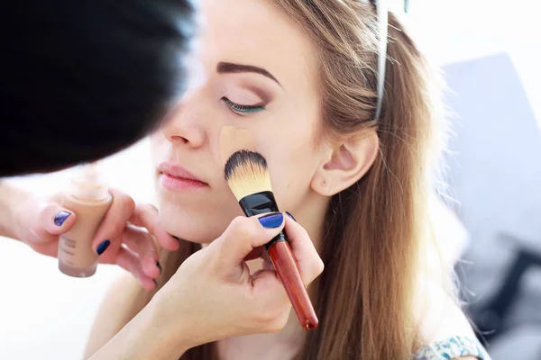 Umělec aplikovat základní make-up — Stock fotografie