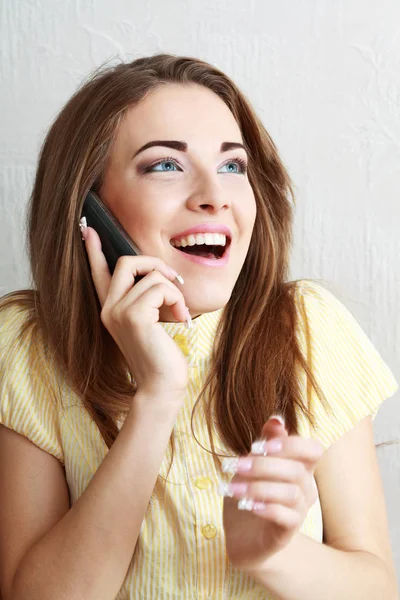 Mulher falando ao telefone — Fotografia de Stock