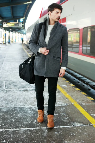 Uomo in piedi sulla piattaforma ferroviaria — Foto Stock