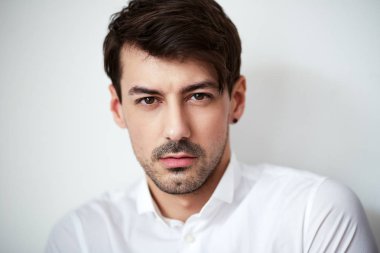 Yakışıklı genç adam.