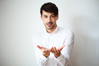 Yakışıklı genç adam.