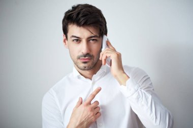 Cep telefonuyla konuşan adam.