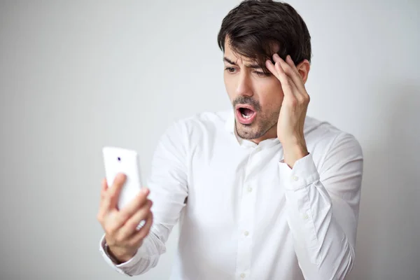 Homem chocado com celular — Fotografia de Stock