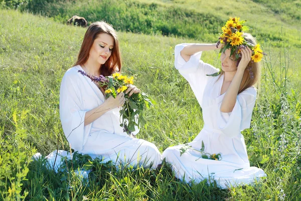 Mulheres se divertindo ao ar livre — Fotografia de Stock