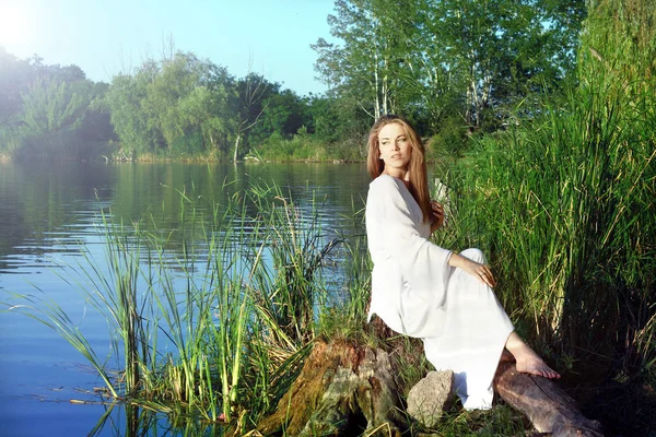 요정 숲의 호수 근처 여자 — 스톡 사진