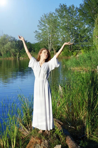 Hada mujer cerca de bosque lago —  Fotos de Stock