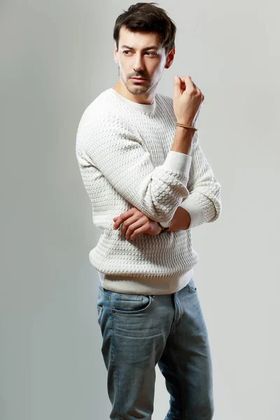 白いセーターの男 — ストック写真