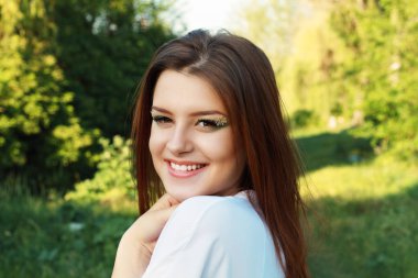 doğa kameraya gülümseyen kadın