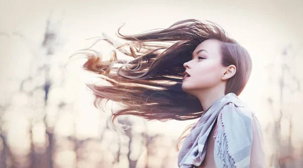 Menina wirh cabelo voando no vento — Fotografia de Stock