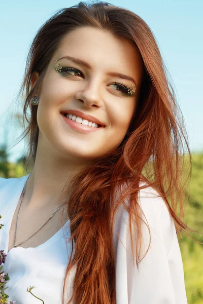 Mujer feliz de pie en la naturaleza —  Fotos de Stock