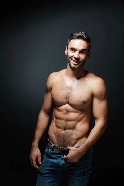 Smiling man with muscular body — Stock Photo, Image