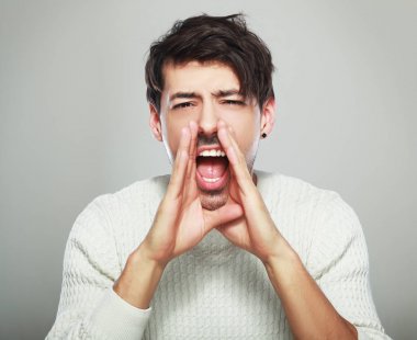 yakışıklı adam bağırıyor