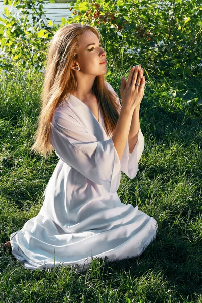 Молода жінка молитися — стокове фото