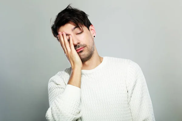 Jovem quer dormir — Fotografia de Stock