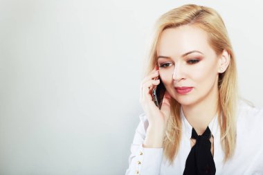 Cep telefonu kullanan kadın