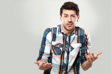 Genç adam omuzlarında shrugging 