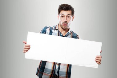 Merak ve boş sayfa tutan adam 