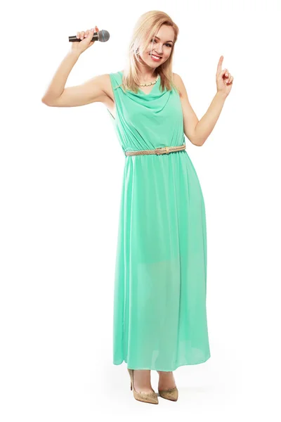 Femme en robe verte tenant microphone — Photo
