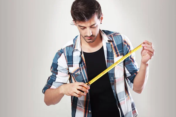 Man holding measurement tape — Stock Photo, Image