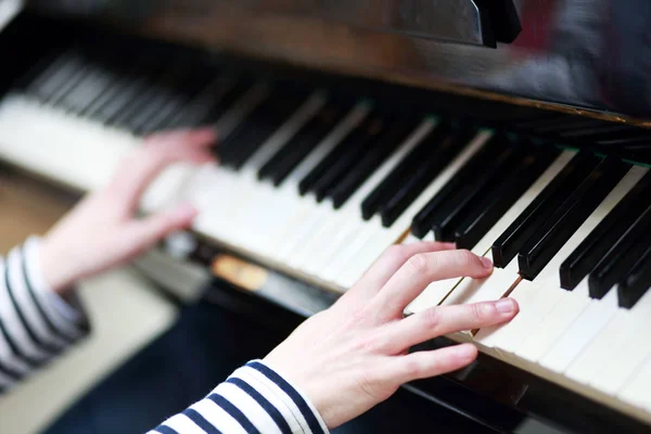 Speler handen op piano toetsen — Stockfoto