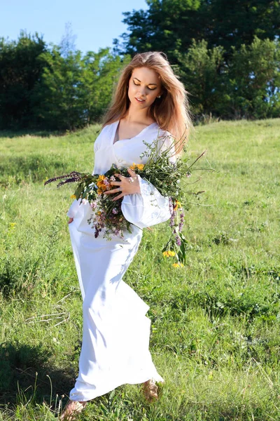 Frau in weißem Kleid steht auf Gras — Stockfoto