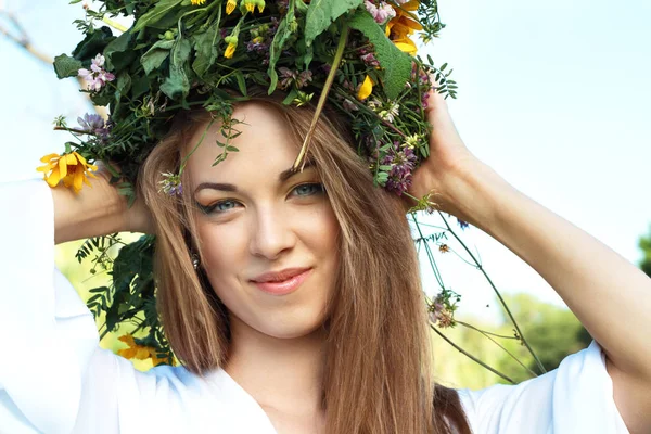 Young woman wearing wreath — Stock Photo, Image