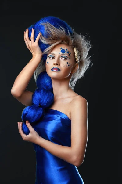 Jonge vrouw in blauwe jurk en pruik — Stockfoto