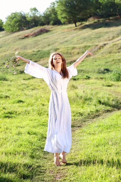 草原を歩いて白いドレスを着た女性 — ストック写真