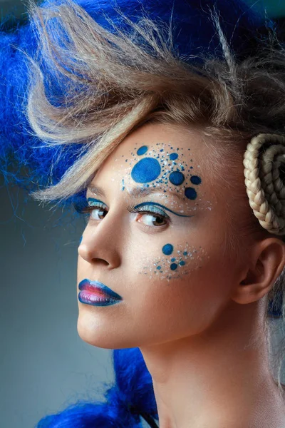 Frau mit artistischem Make-up — Stockfoto