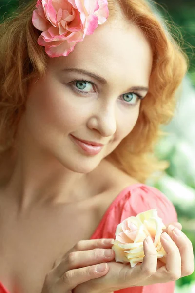 Mulher romântica segurando flor nas mãos — Fotografia de Stock