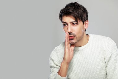 genç adam fısıldıyor