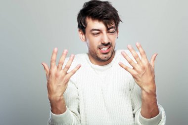 ellerinin üstünde görünen genç adam