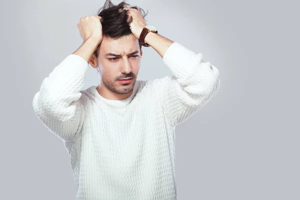 Homem em estresse puxando o cabelo — Fotografia de Stock