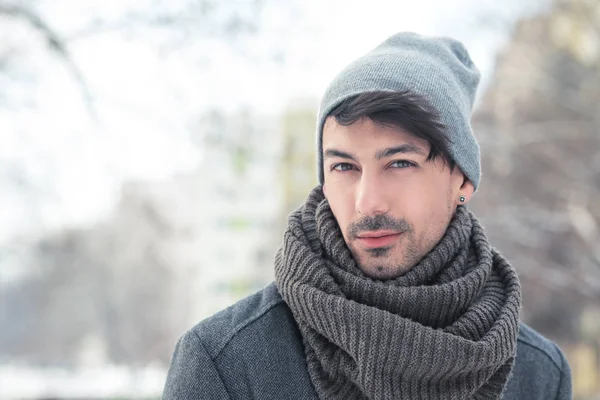 Young man walking in park in winter — Stock Photo, Image