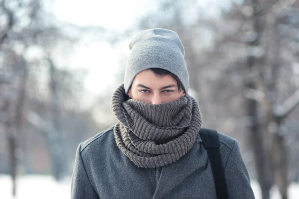 Giovane uomo che cammina nel parco in inverno — Foto Stock