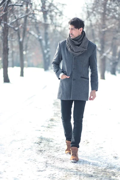 Young man walking in park in winter — Stock Photo, Image