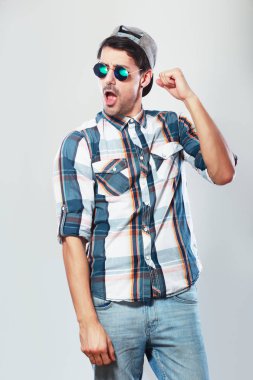 adam kazanmak hareketi ile