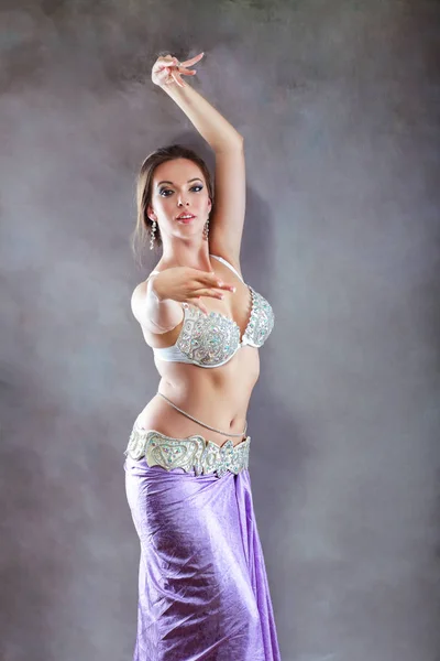Young beautiful belly dancer — Stock Photo, Image