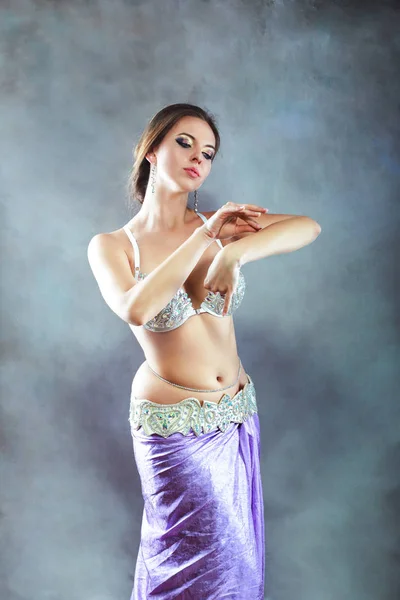 Beautiful performing belly dancer — Stock Photo, Image