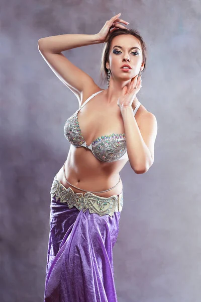 Young beautiful belly dancer — Stock Photo, Image