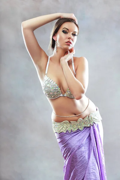 Young beautiful belly dancer — Stock Photo, Image